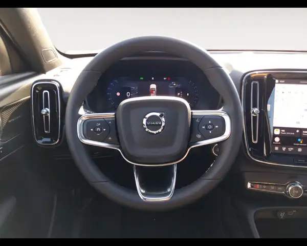 Volvo XC40 view 13