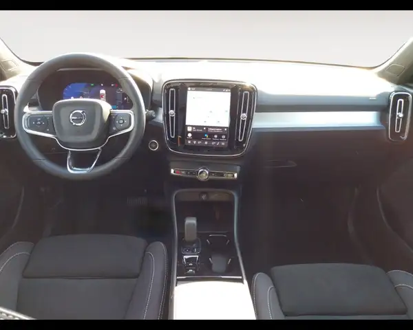 Volvo XC40 view 11