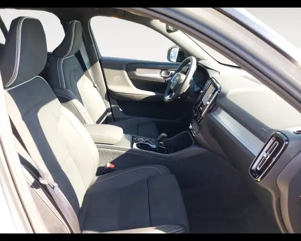Volvo XC40 view 14