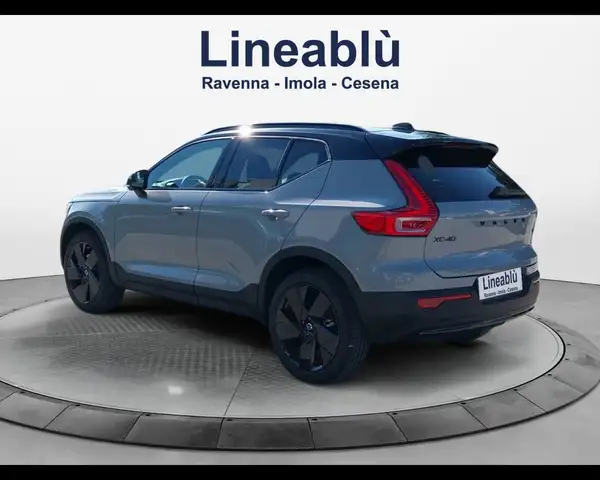 Volvo XC40 view 3