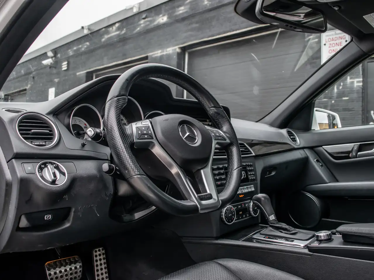 Mercedes-Benz C-Class снимка Mercedes-Benz C-Class