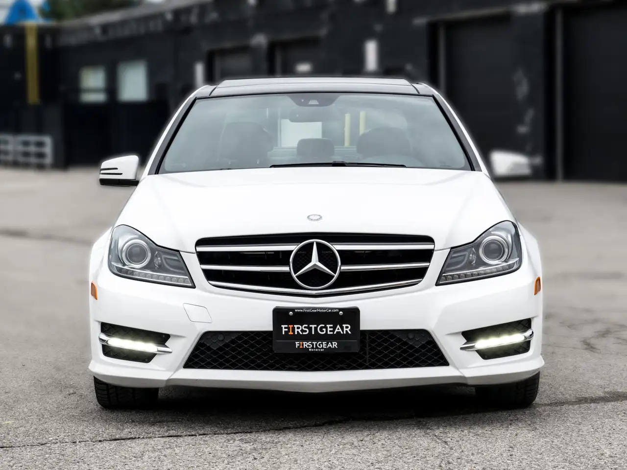 Mercedes-Benz C-Class снимка Mercedes-Benz C-Class
