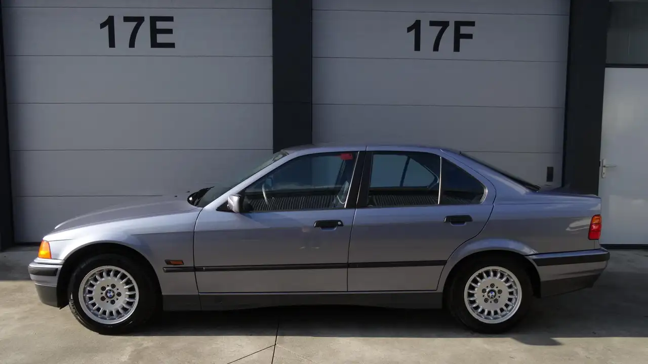 BMW 323