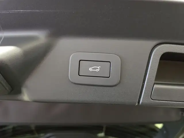 Land Rover Range Rover Velar view 11