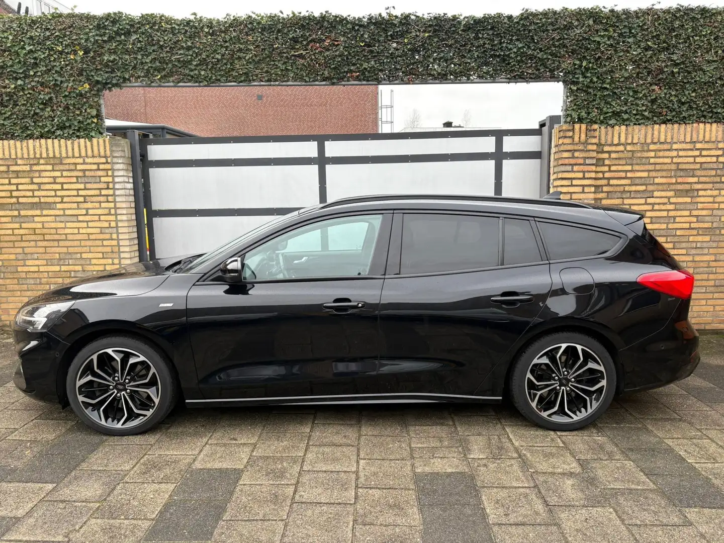 Ford Focus Wagon 1.5 EcoBoost ST Line Business Zwart - 2
