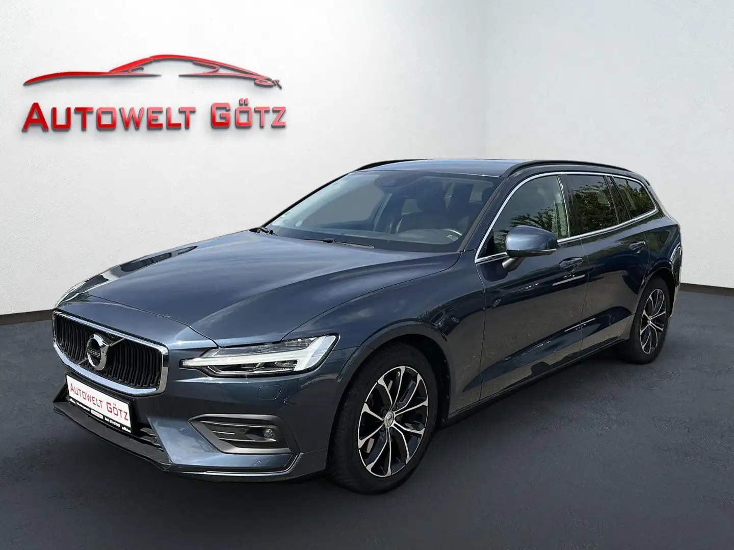 Volvo V60 Kombi Momentum Pro*B3*LED*AutoPilot*Hybrid* Bleu - 1