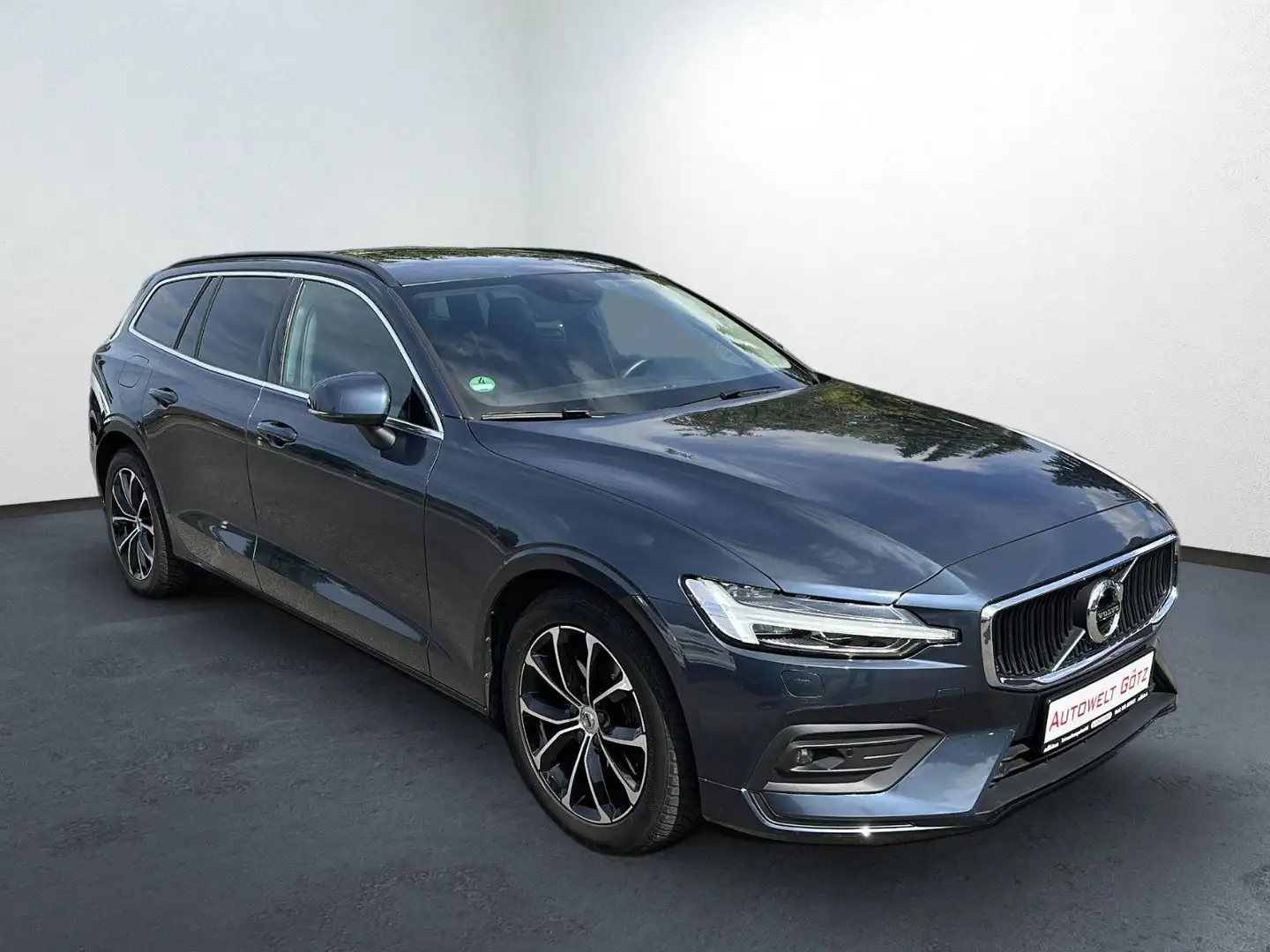 Volvo V60 Kombi Momentum Pro*B3*LED*AutoPilot*Hybrid* Bleu - 2