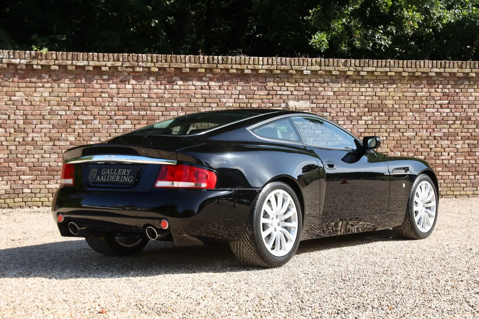 Aston Martin Vanquish V12 "Low mileage" Executed in deep "Bowland Black Negru - 2