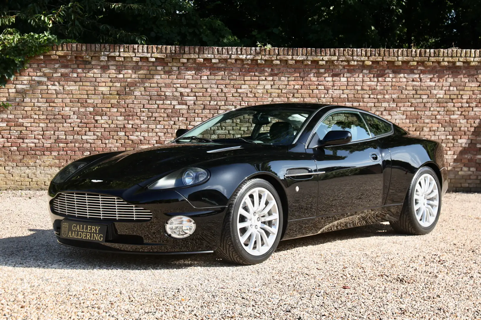 Aston Martin Vanquish V12 "Low mileage" Executed in deep "Bowland Black Negru - 1