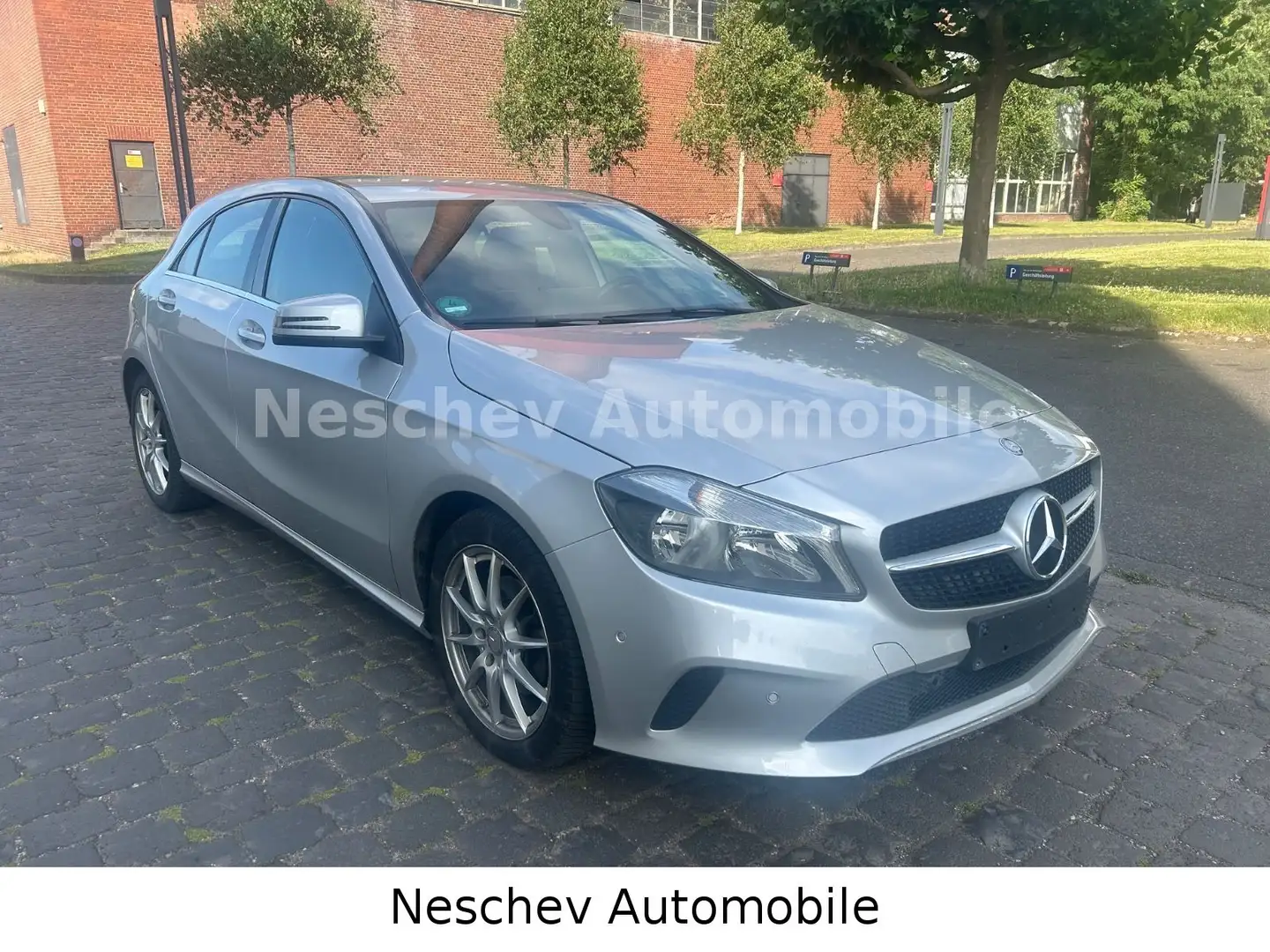 Mercedes-Benz A 200 d Urban LederSportS/Navi/PTS/Alu/2.Hd. Silber - 2