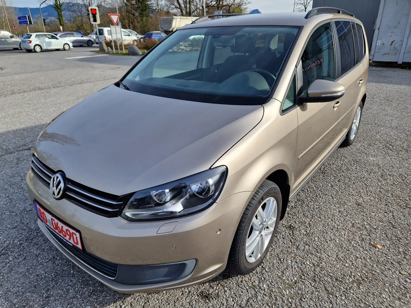 Volkswagen Touran 1,4 TSI ECO FUEL DSG "Comfortline" NAVI Einparkass Beżowy - 1