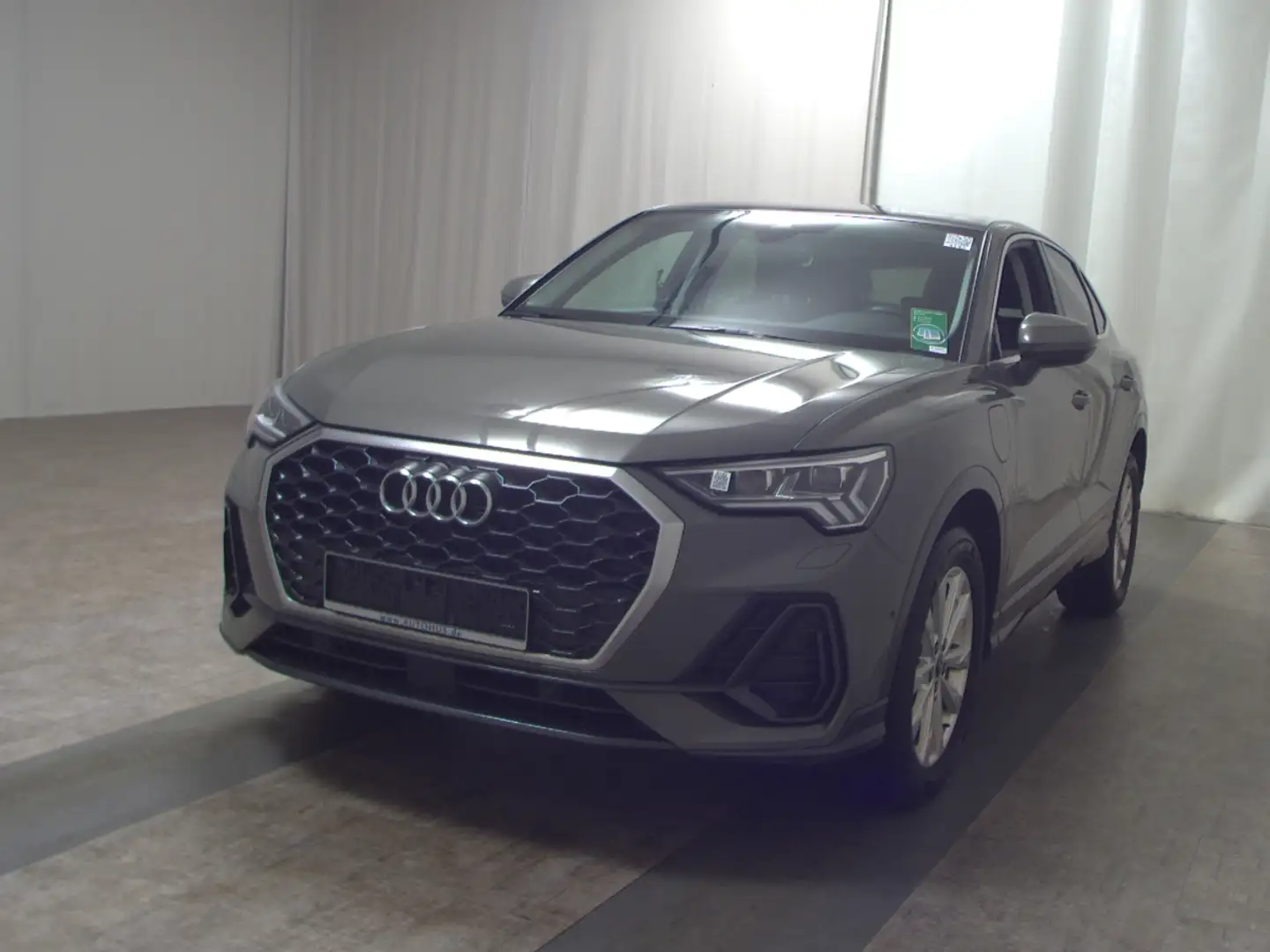 Audi Q3 SB 45 TFSI e Matrix Pano Navi vc RfK Shz Grau - 2