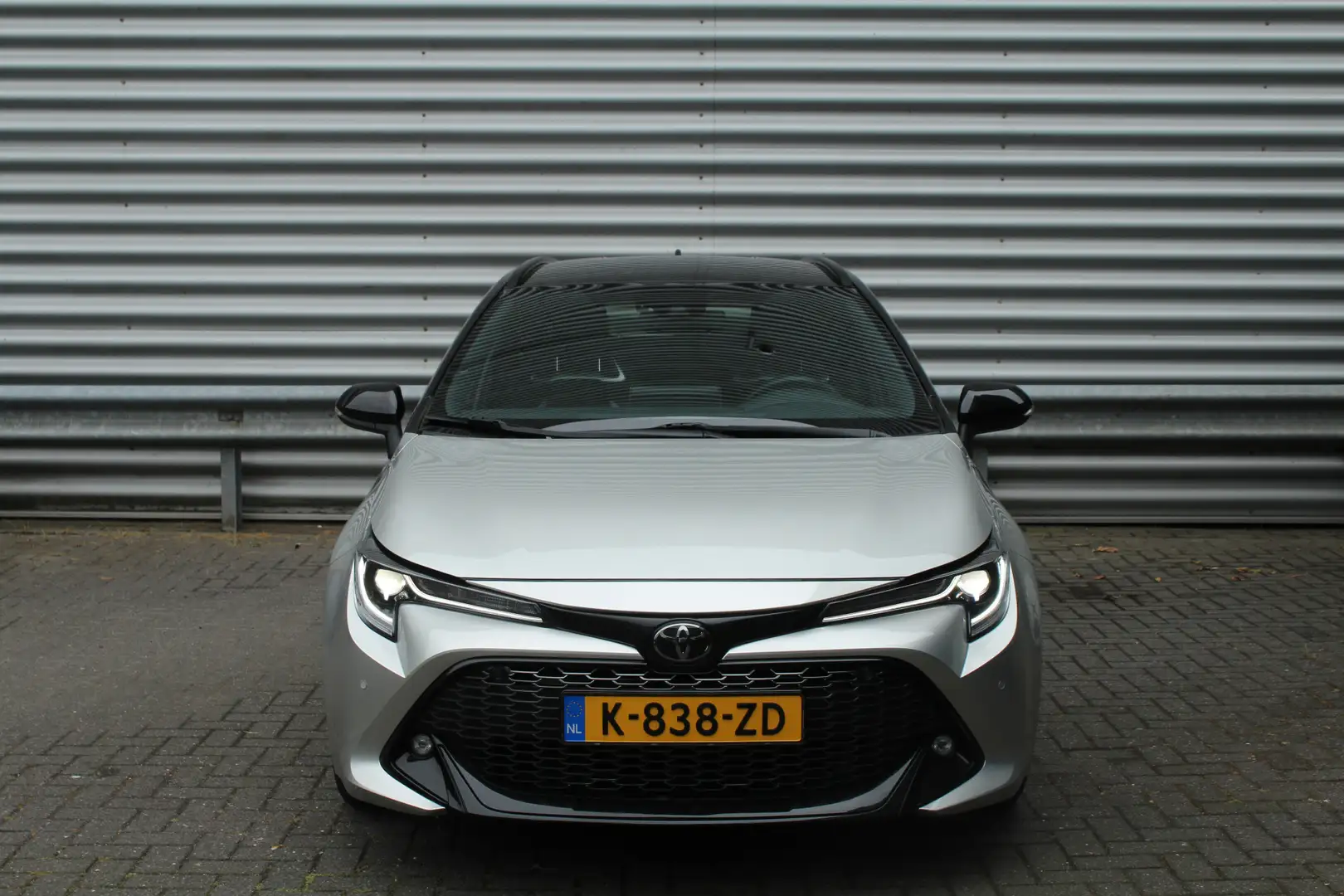 Toyota Corolla Touring Sports 2.0 Hybrid 184pk GR-Sport NL-Auto N Grijs - 2