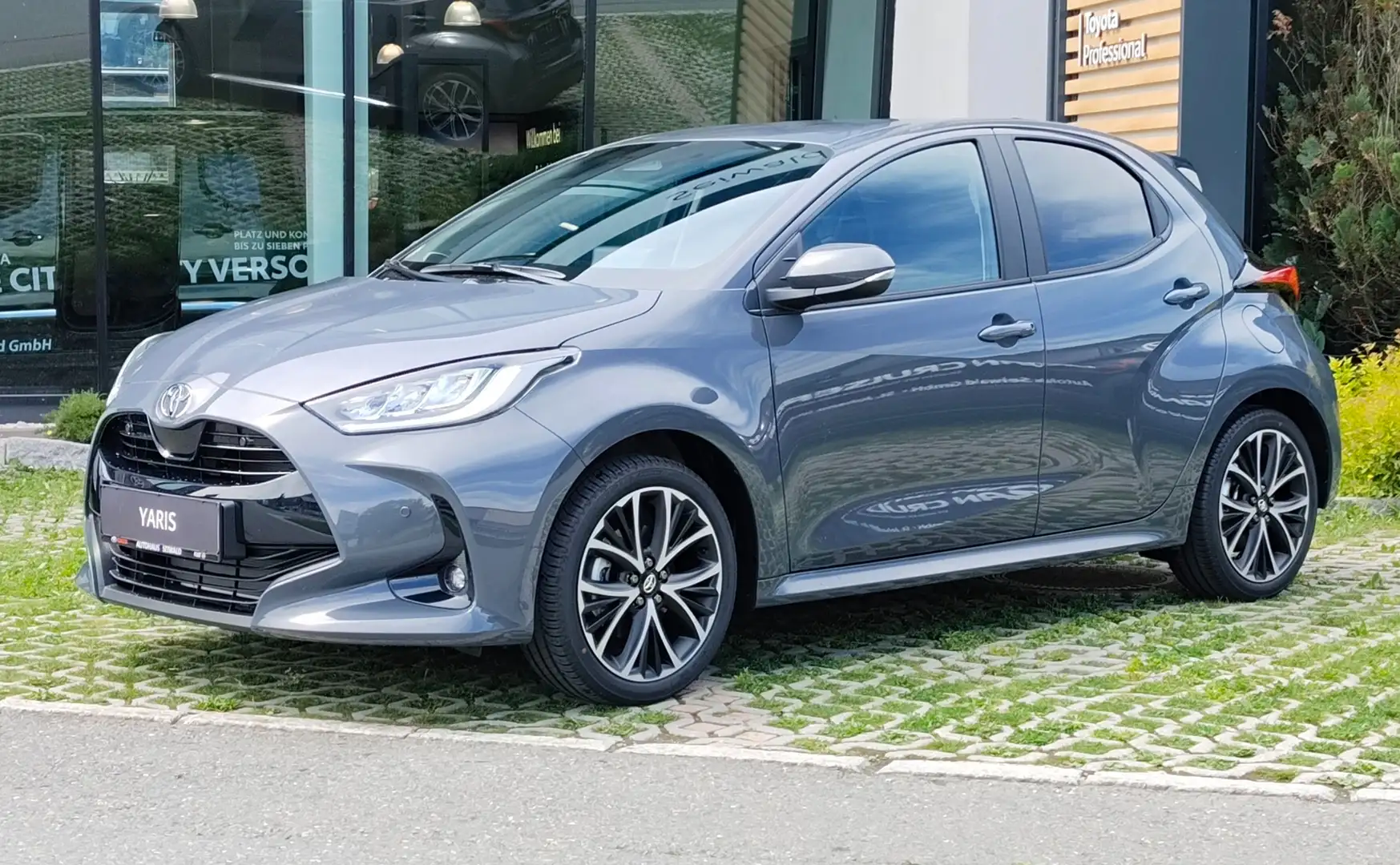 Toyota Yaris Yaris 1,5 VVT-i Hybrid Teamplayer Grau - 1
