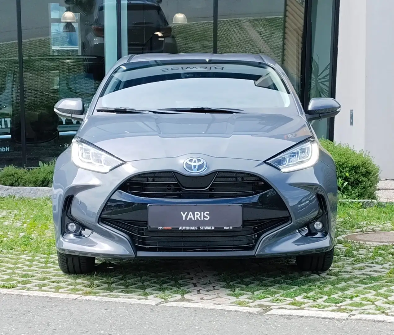 Toyota Yaris Yaris 1,5 VVT-i Hybrid Teamplayer Grau - 2