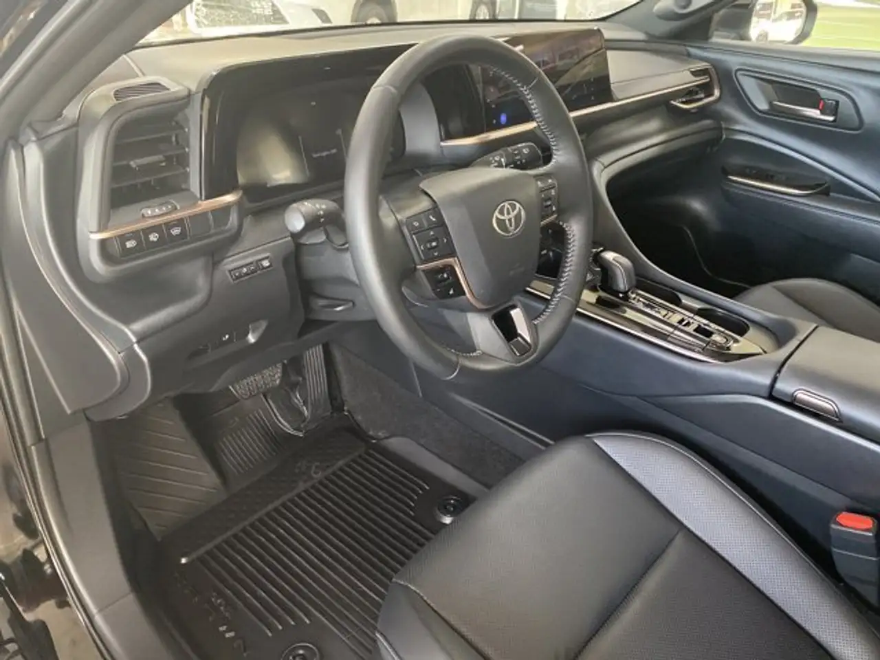 Toyota Crown снимка Toyota Crown