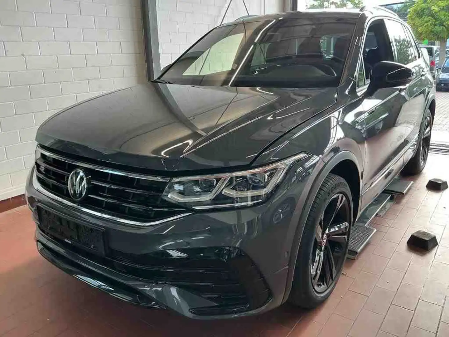 Volkswagen Tiguan R Line 2.0 TDI DSG AHK IQLight RearView BlackStyle Grau - 2