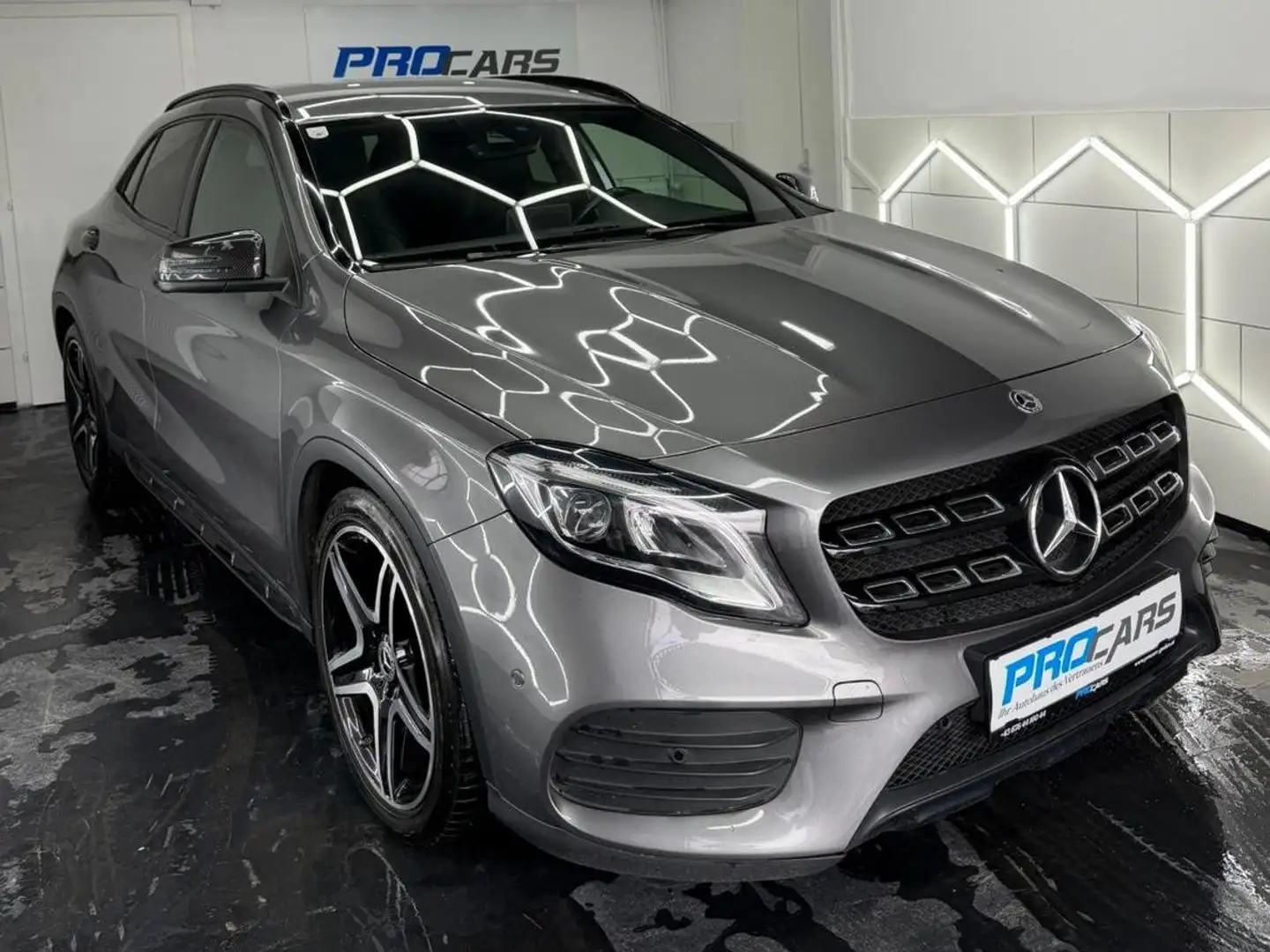 Mercedes-Benz GLA 200 AMG-LINE Grau - 2