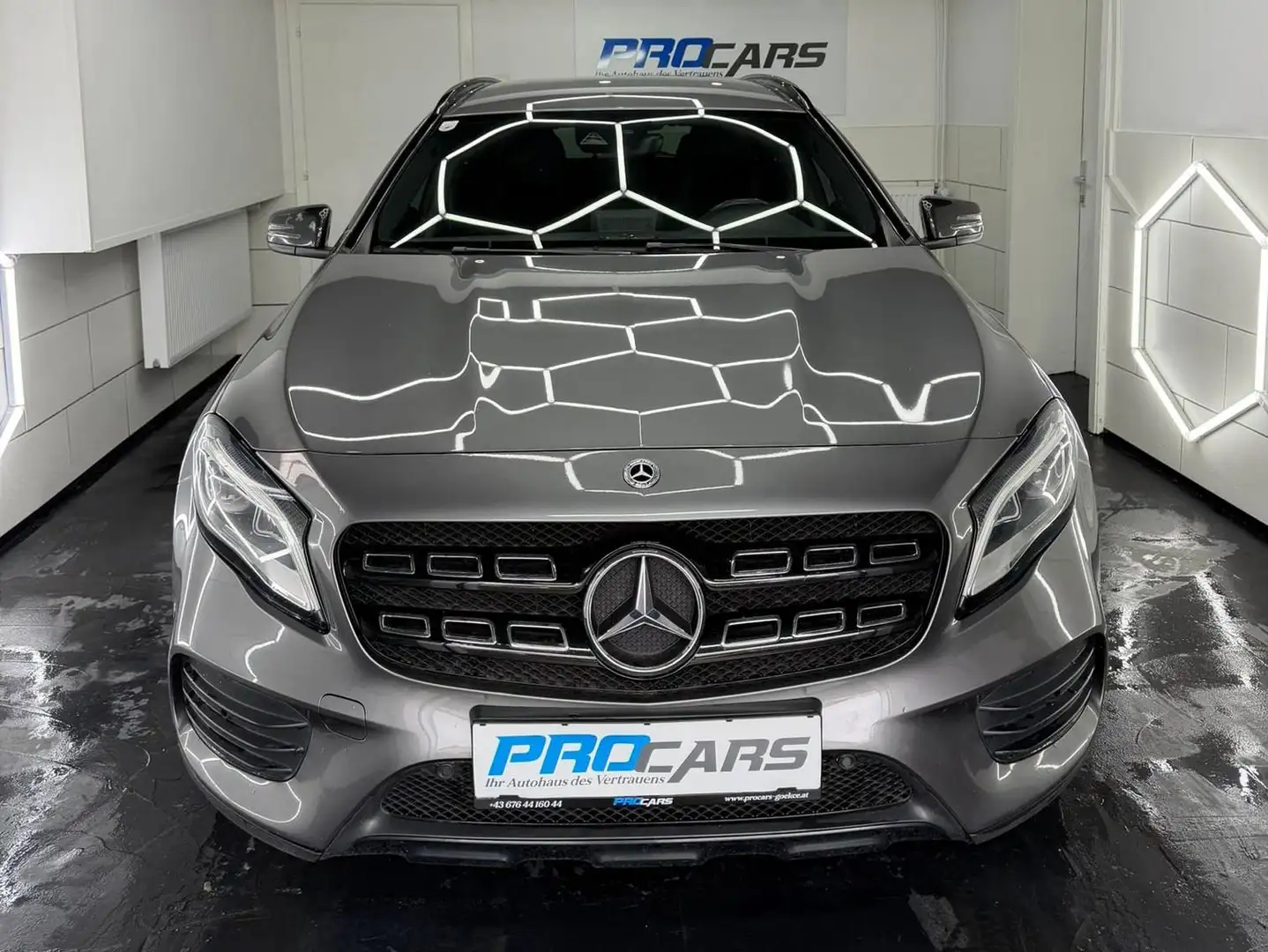 Mercedes-Benz GLA 200 AMG-LINE Grau - 1