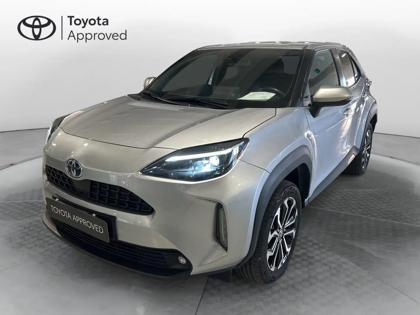 Toyota Yaris Cross 1.5 Hybrid 5p. E-CVT Trend Grijs - 1