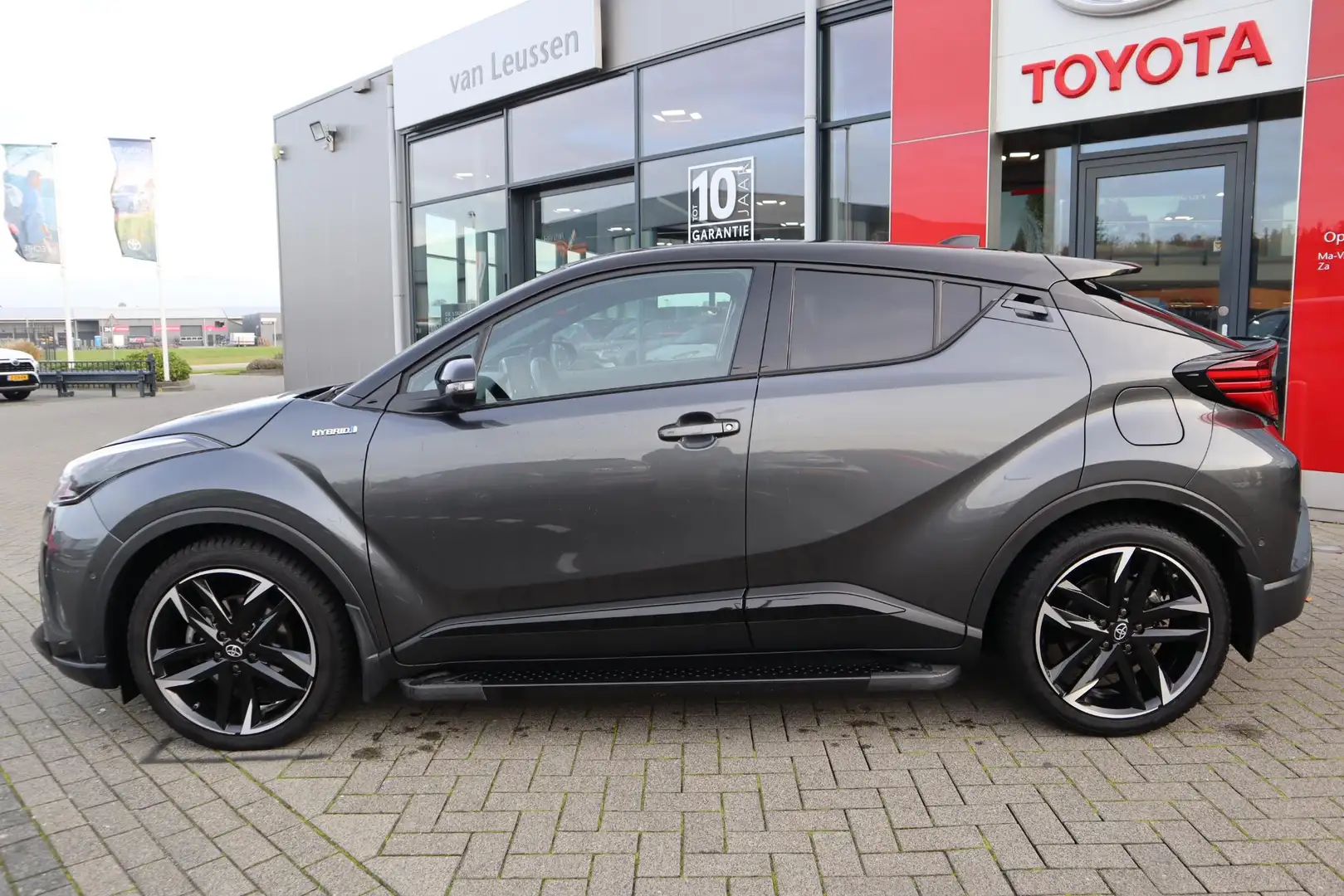 Toyota C-HR 2.0 HYBRID 184PK GR-SPORT APPLE/ANDROID P-SENSOREN Gris - 2