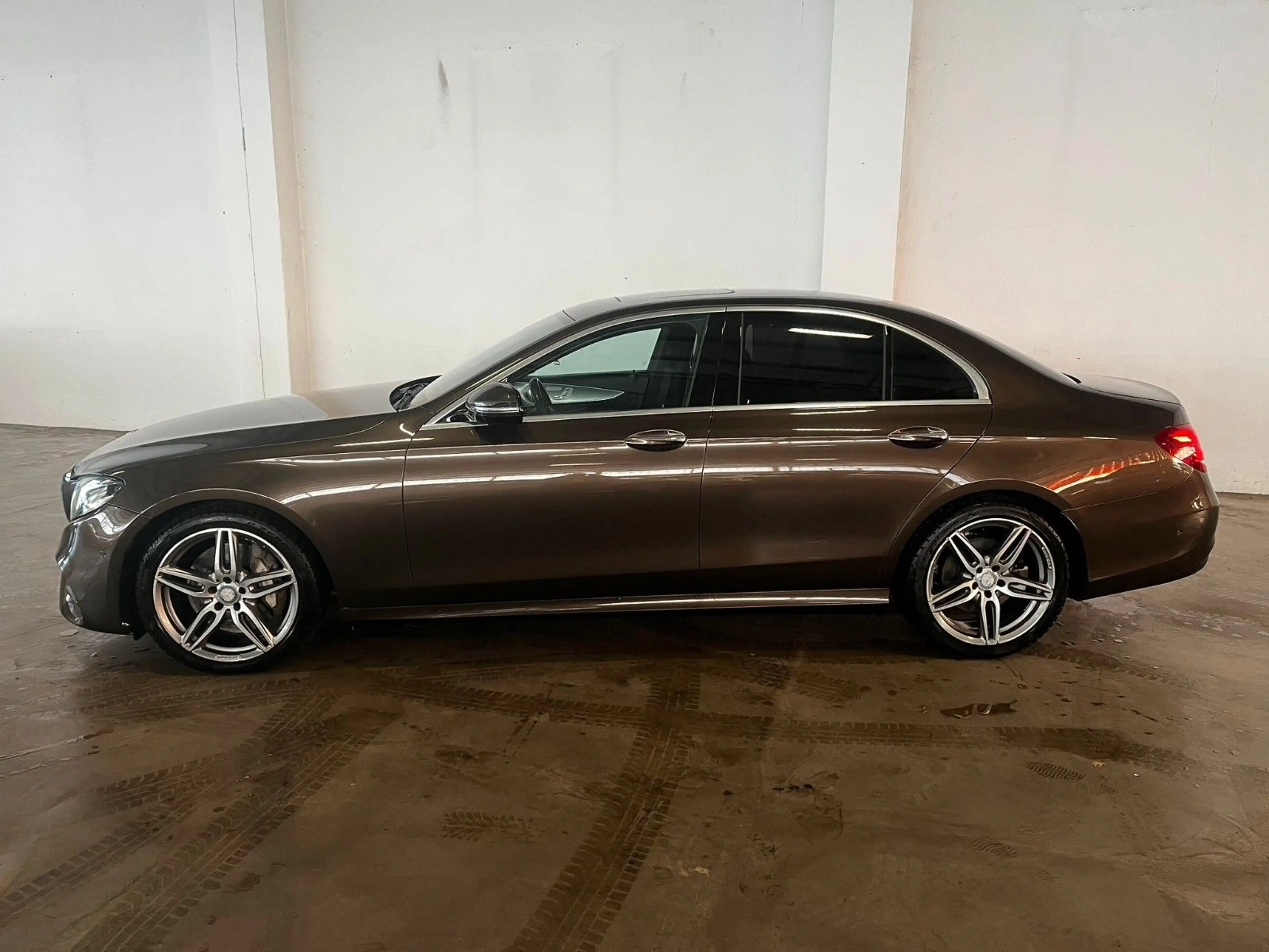 Mercedes-Benz E 350 E -Klasse Lim. E 350 d AMG - Line — photo 3