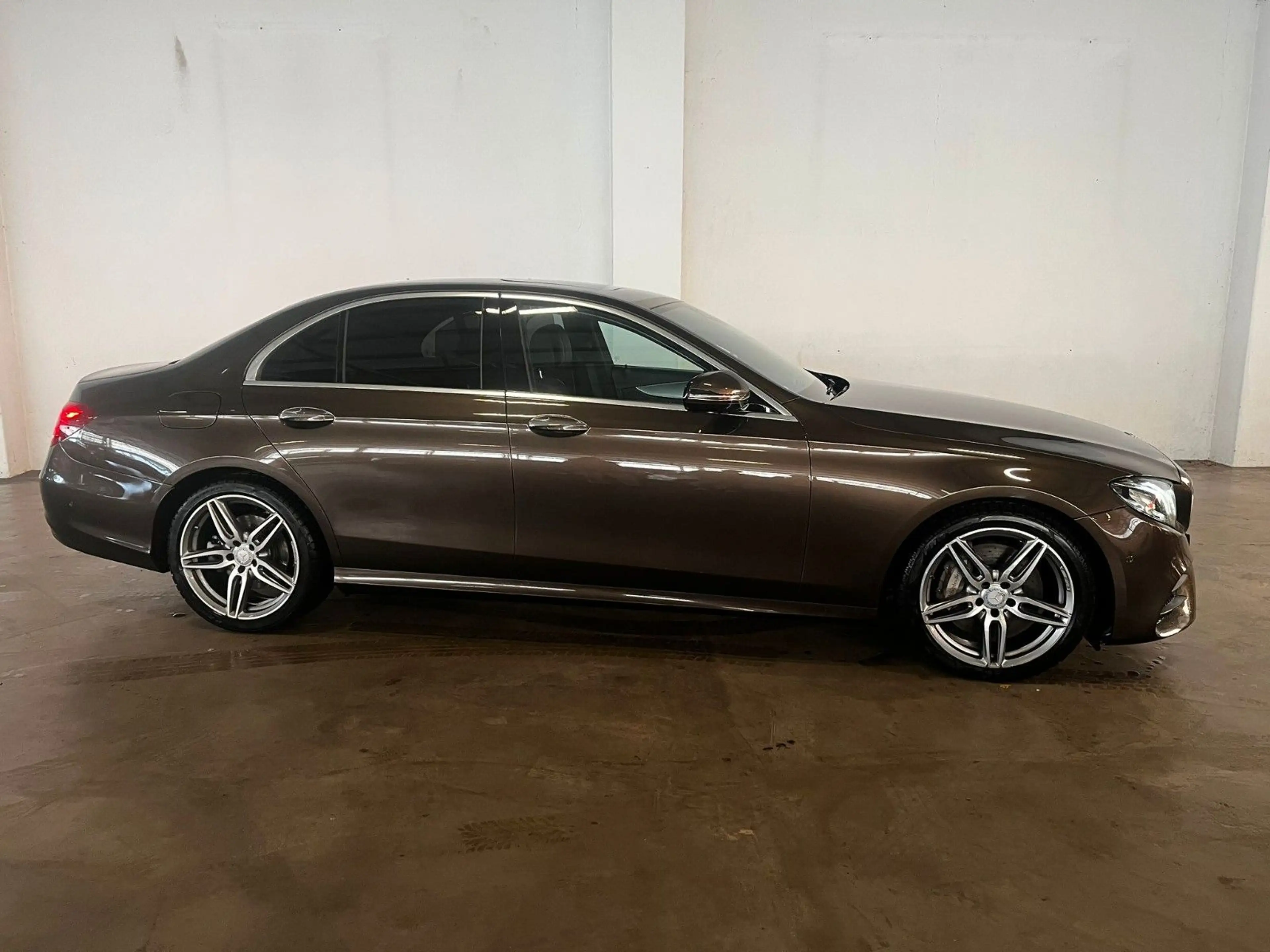 Mercedes-Benz E 350 E -Klasse Lim. E 350 d AMG - Line — photo 4