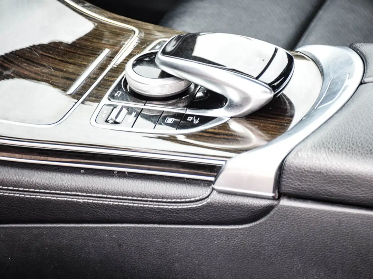 Mercedes-Benz GLC снимка Mercedes-Benz GLC