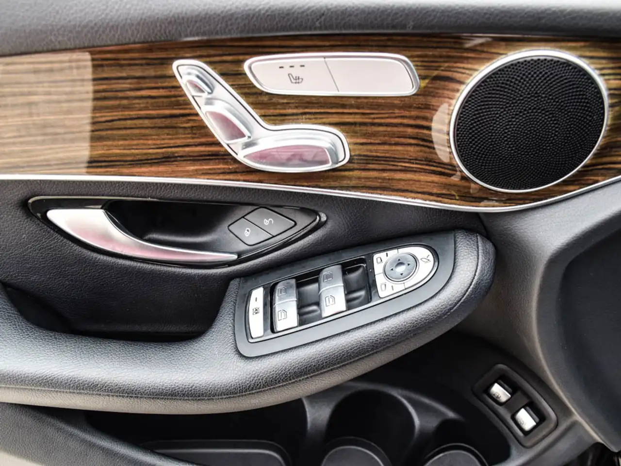 Mercedes-Benz GLC снимка Mercedes-Benz GLC
