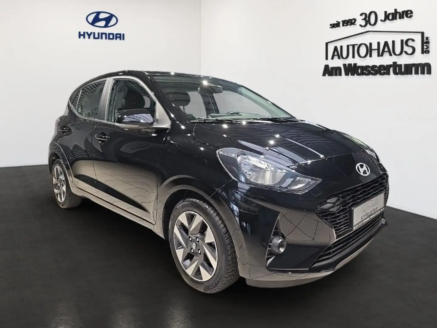 Hyundai i10 Trend FL 5-AMT TREND Komfortpaket NAVI Schwarz - 2