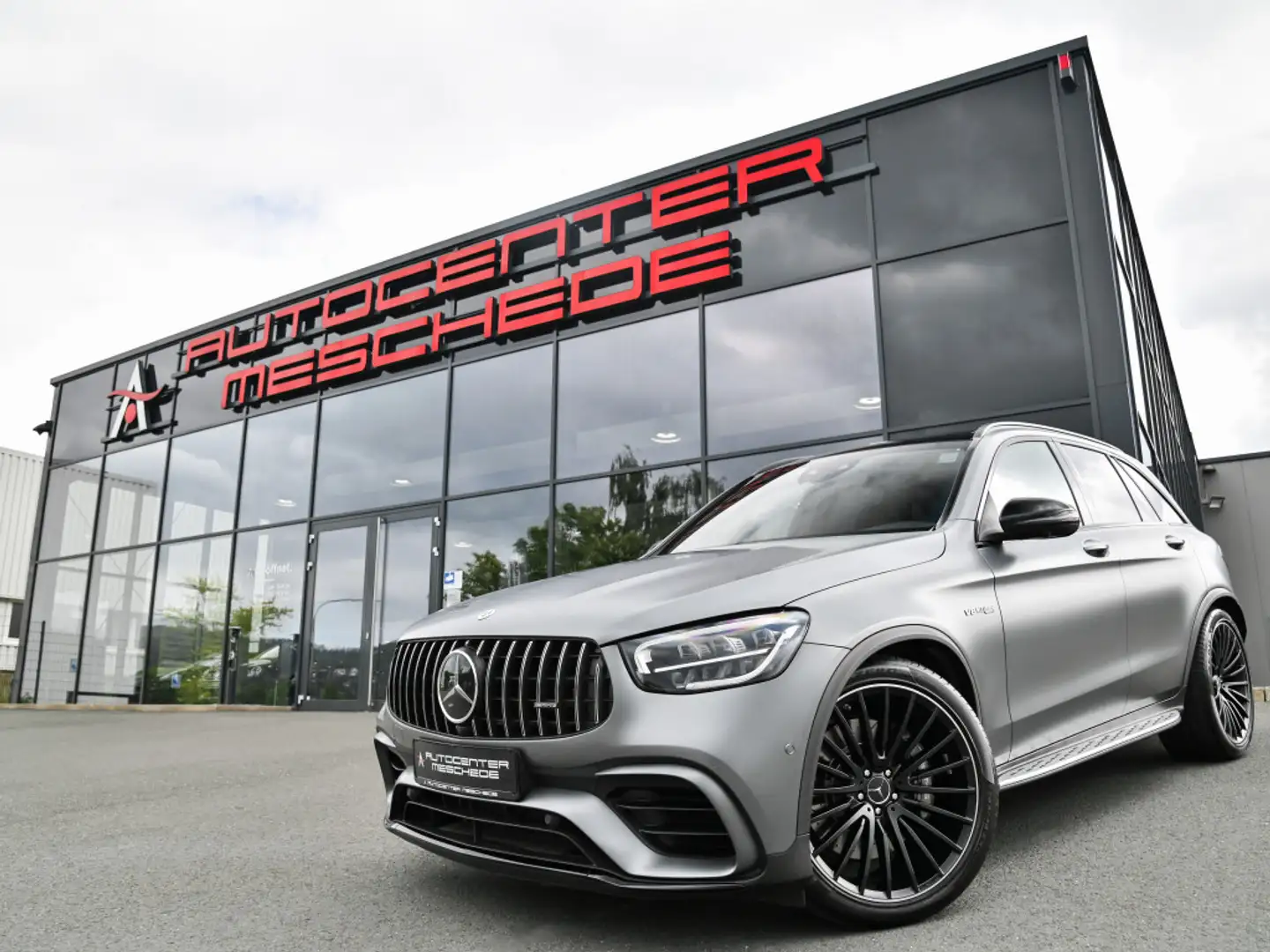 Mercedes-Benz GLC 63 AMG 4Matic Pano* AHK* Perf. Abgas.* 21 * Szürke - 1