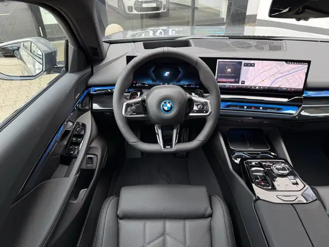 BMW 5 Series view 6