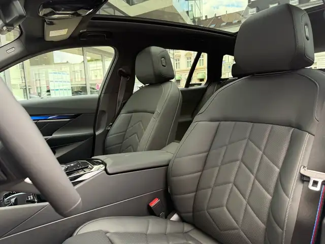 BMW 5 Series view 15