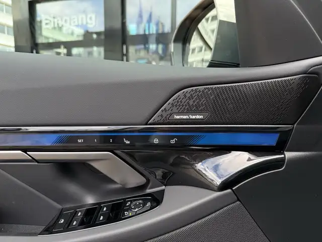 BMW 5 Series view 13