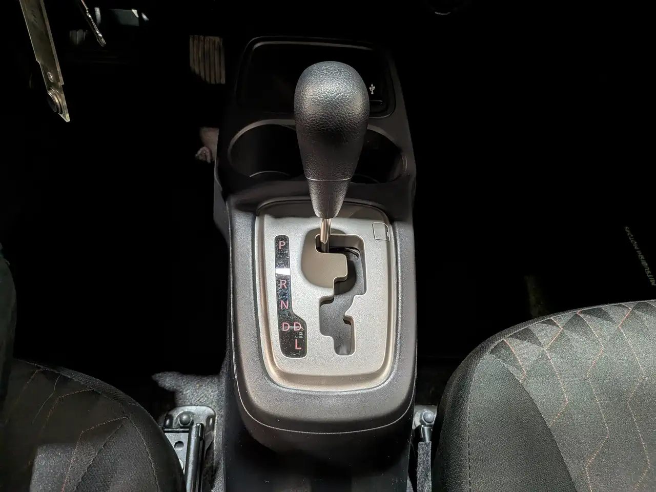 Mitsubishi Mirage снимка Mitsubishi Mirage