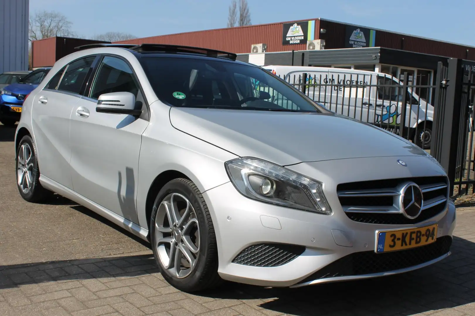 Mercedes-Benz A 180 Ambition Pano Leer Clima Navi nieuwstaat!! Gris - 2
