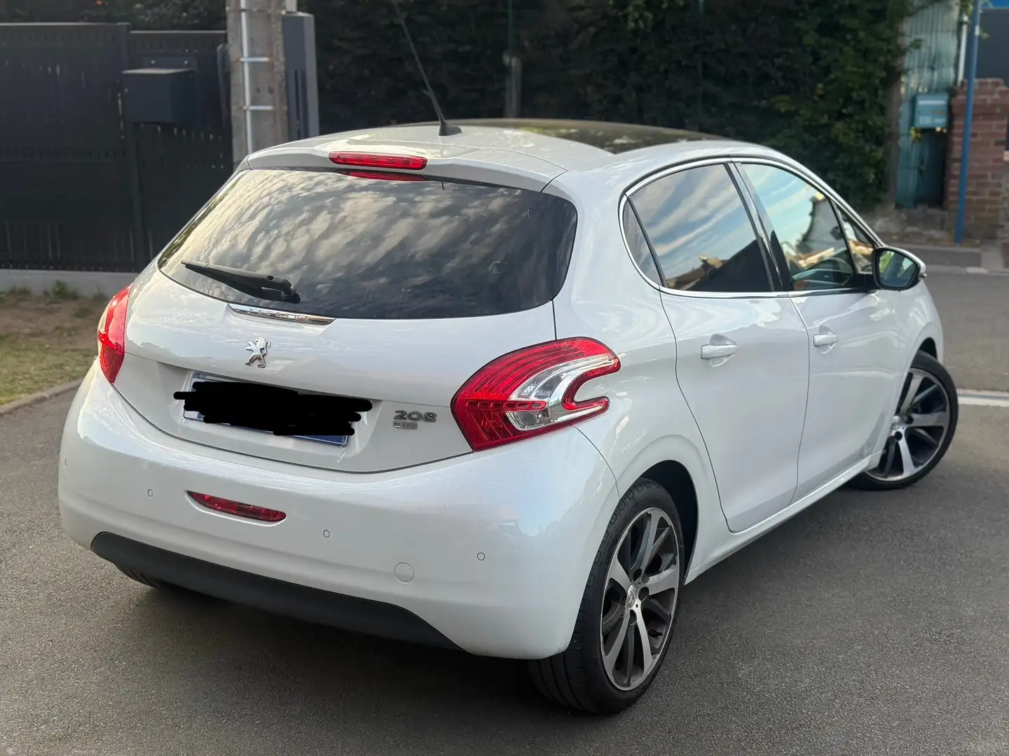 Peugeot 208 1.6 e-HDi 92ch BVM5 Féline - 2