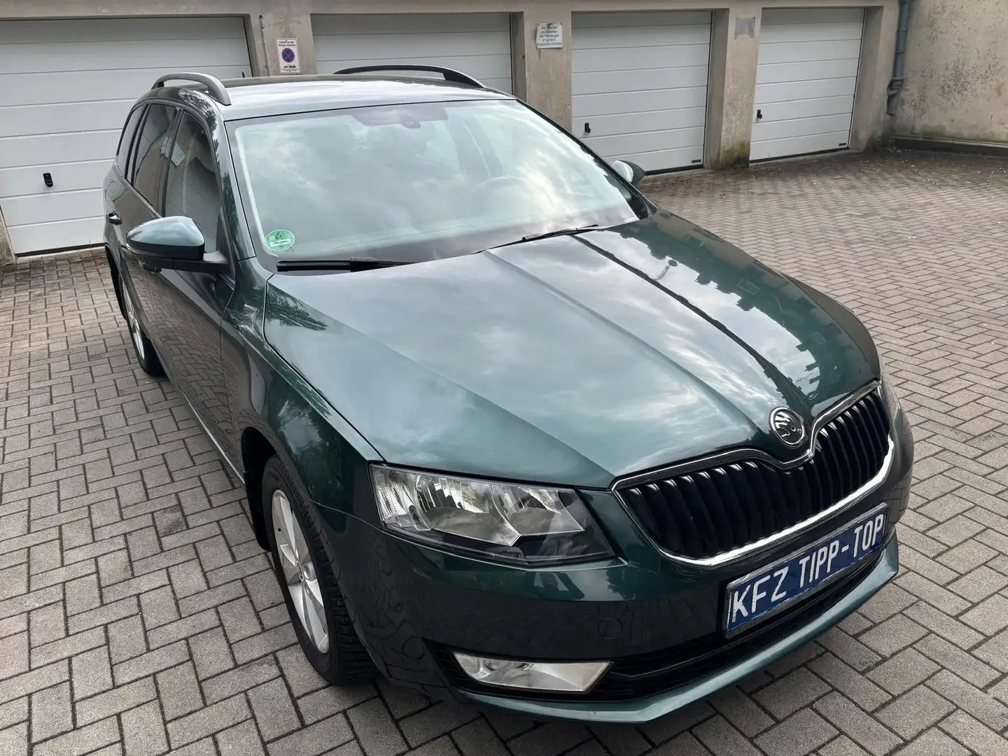 Skoda Octavia Combi Elegance 4x4/1.Hand/Leder/Navi/Alu Verde - 2