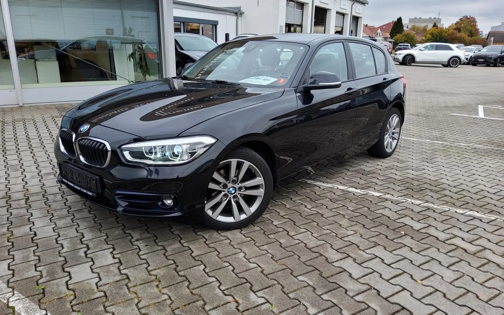BMW 118 i Lim. Automatik Sport Line NAVI/LED/SHZ/PDC Noir - 1