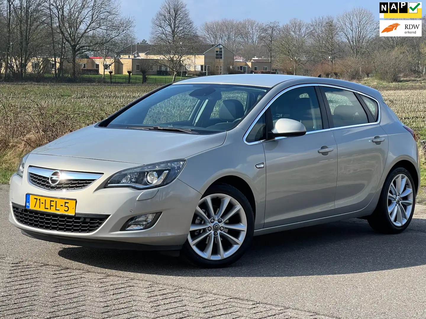 Opel Astra 1.4 Turbo Cosmo LEDER/XENON/NAVI/STLVRM/PDC/CAMERA Beżowy - 1