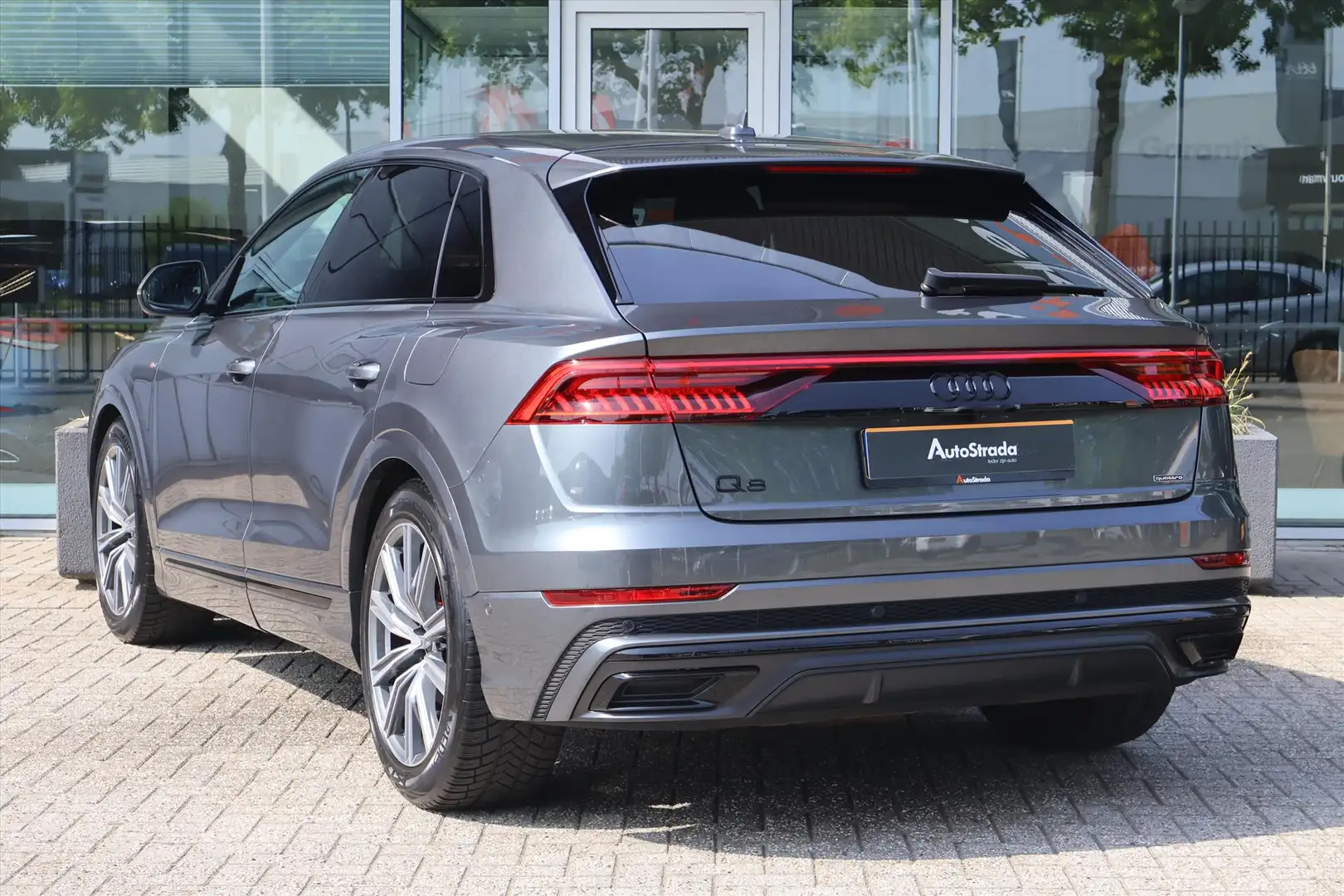 Audi Q8 55 TFSI e S-Line Quattro 381pk | B&O | 360 Camera Grijs - 2