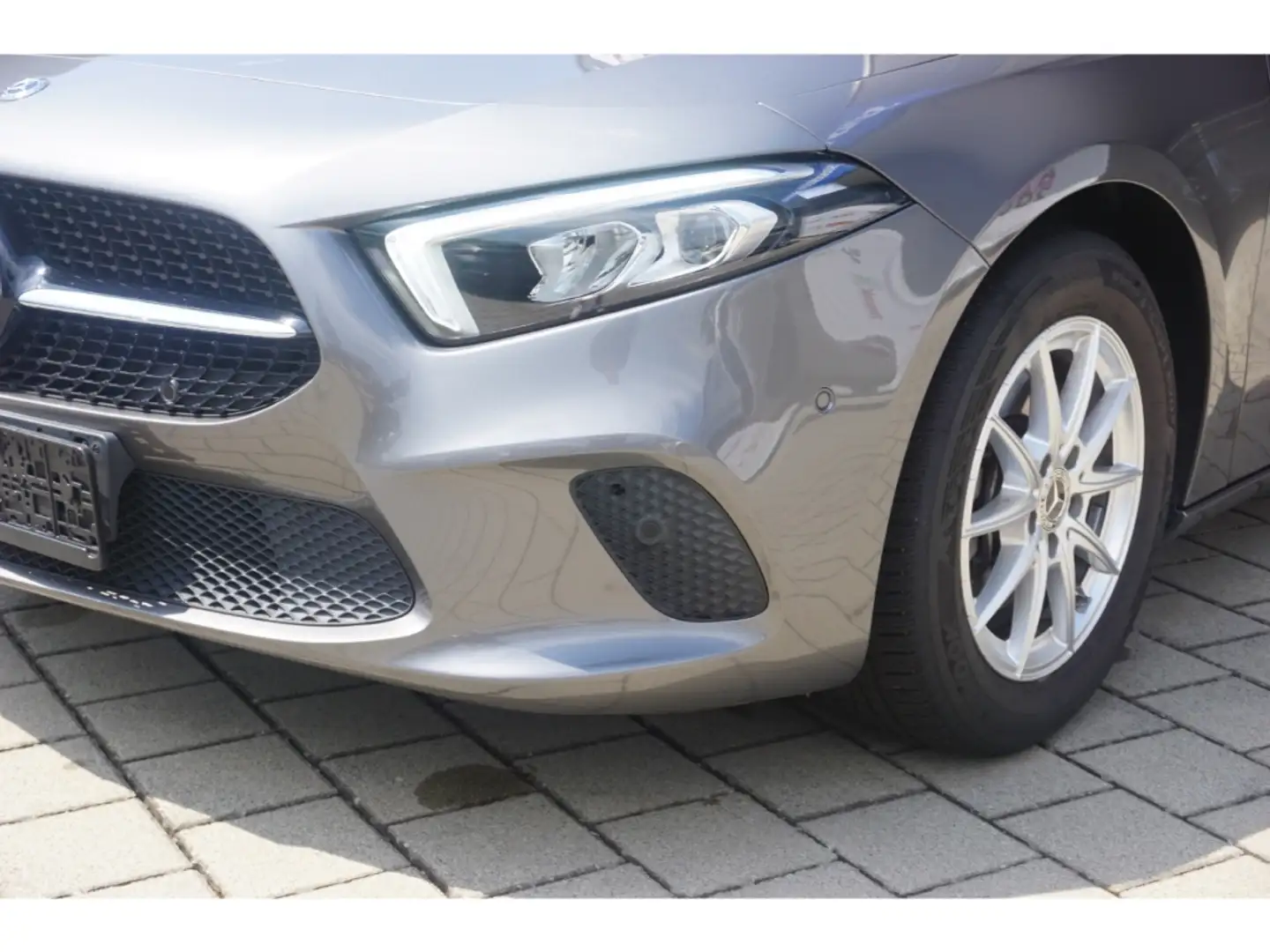 Mercedes-Benz A 200 Progressive LED Parktr. Navi SHZ PDC 18'' LM Grau - 2