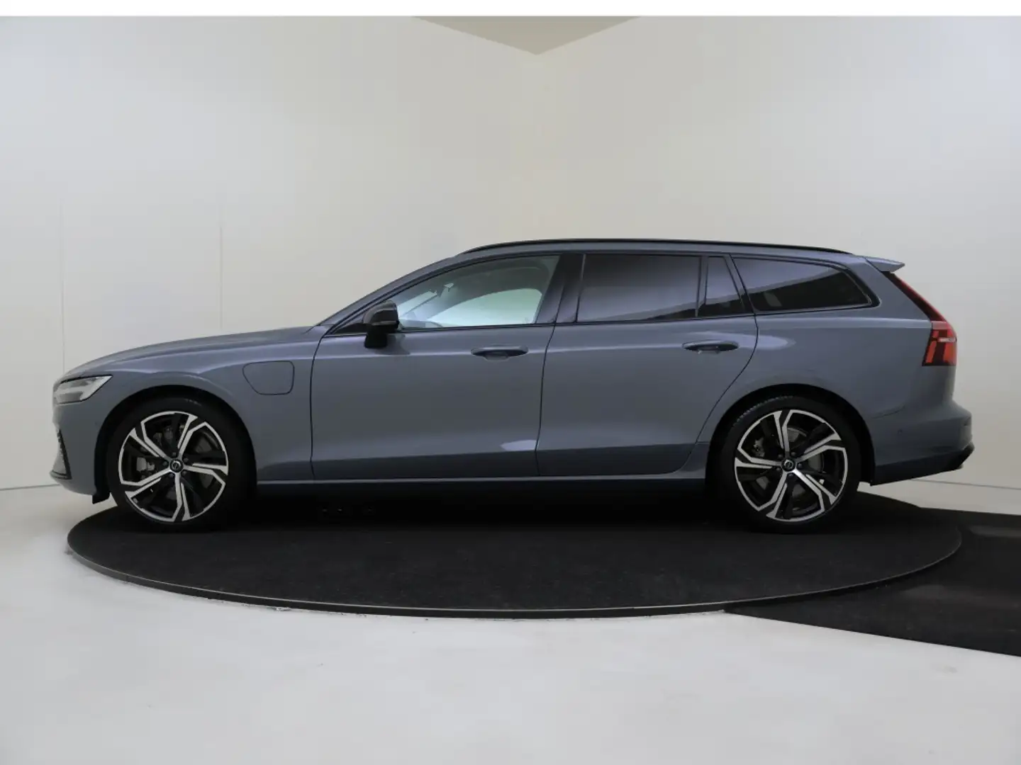 Volvo V60 T6 AWD Ult. Dark | Trekhaak | Stoel massage | 360 Grijs - 2