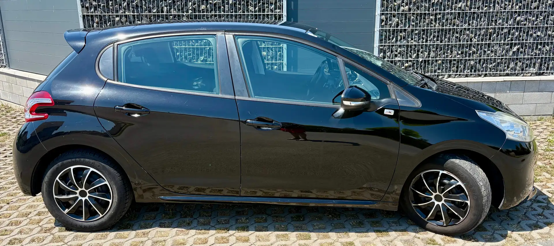 Peugeot 208 208 Active 1,2 VTi 82 Active Schwarz - 2