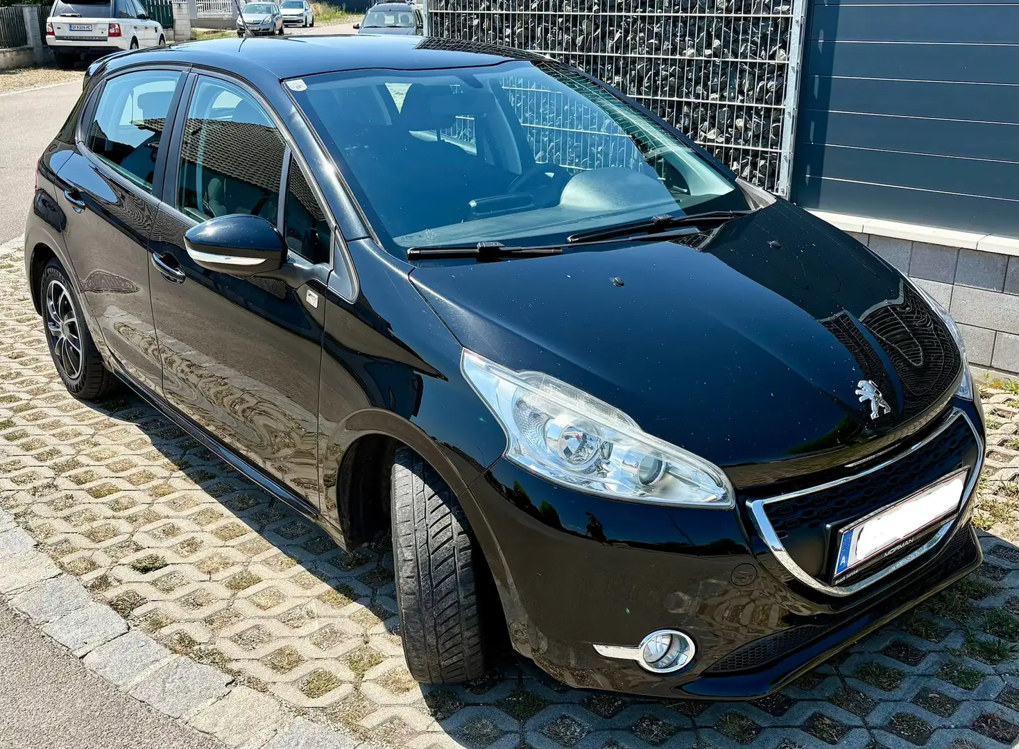 Peugeot 208 208 Active 1,2 VTi 82 Active Schwarz - 1