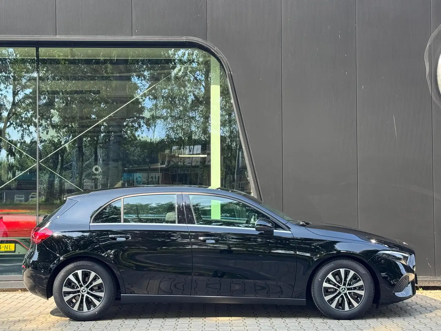 Mercedes-Benz A 180 Star Edition Zwart - 2
