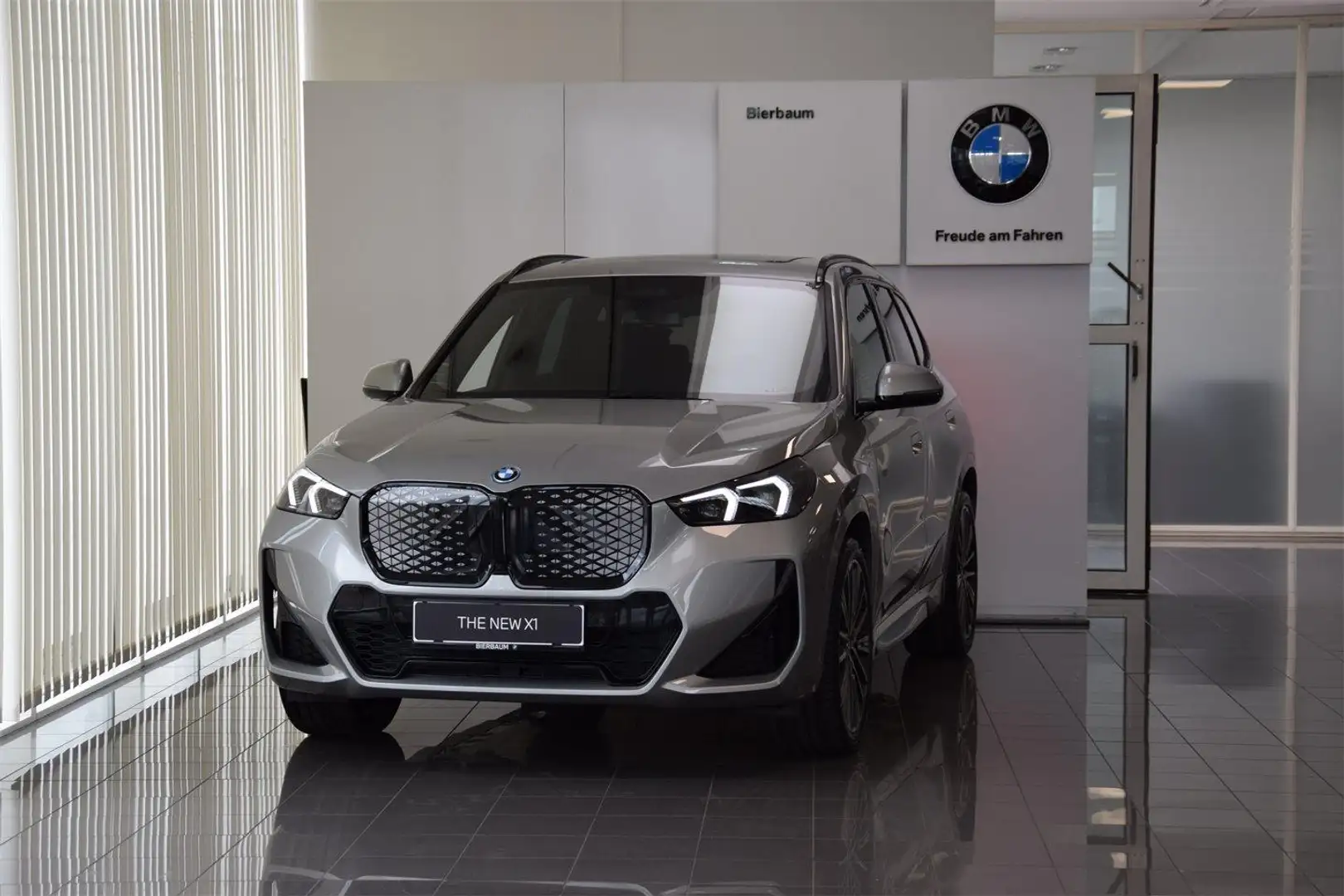 BMW iX1 eDrive20 M-Sportpaket NEUWAGEN Silber - 2