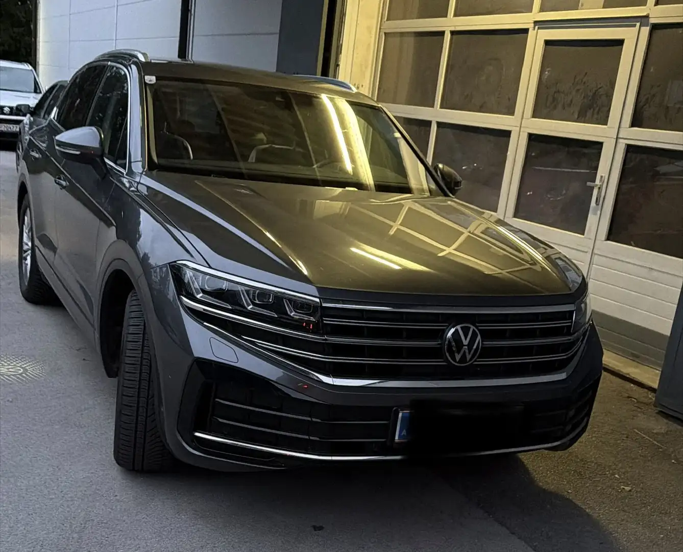 Volkswagen Touareg 4Motion V6 TDI SCR 4Me Aut. Grau - 1
