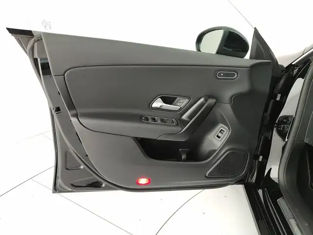 Mercedes-Benz Cla view 11
