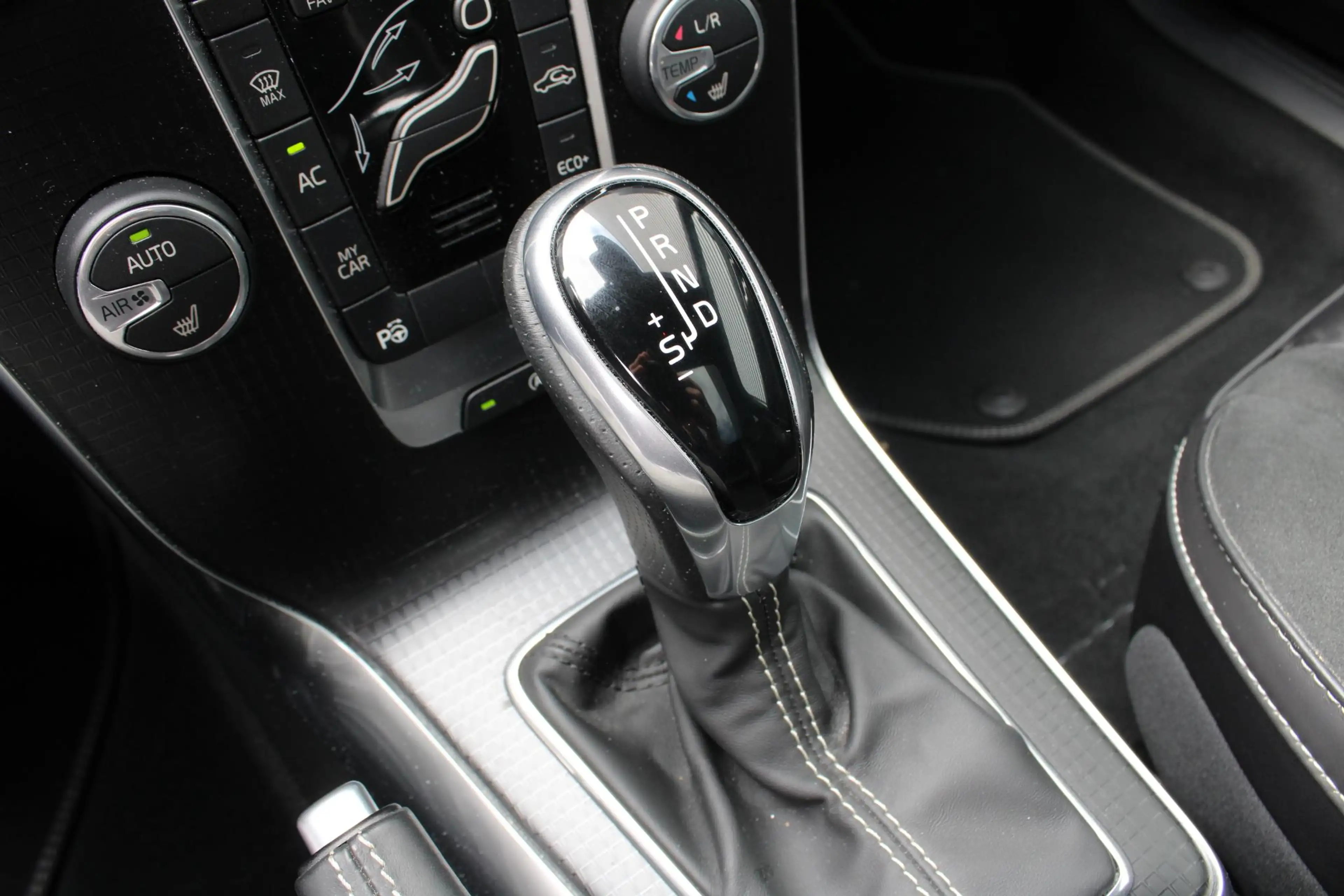 Volvo V40 1.5 T3 Polar+ Sport | Panoramadak | Verwarmbare vo — photo 14